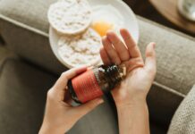 프로바이오틱스, 당신의 장은 건강하신가요? person holding red bottle