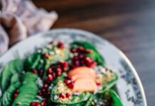 간단한 식단으로 건강한 다이어트 oval ceramic plate with and green and orange food