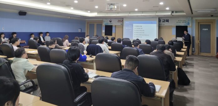 사진1. 2025 개인정보처리 위·수탁자 교육을 실시하고 있는 모습