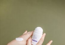 “요즘 따라 몸에서 냄새가 나는 것 같아요”… 여름철 체취, 땀 때문이 아닙니다 person holding white plastic bottle