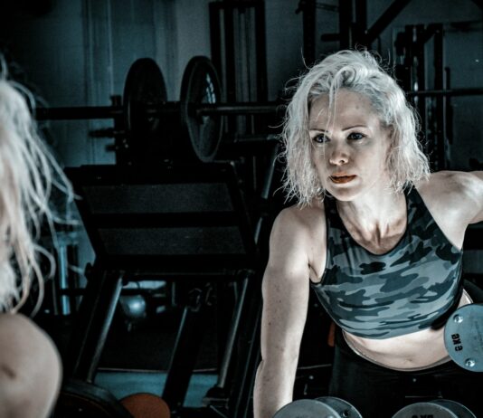 “거울 속 나는 점점 굽어가고 있다”…나도 모르게 망가진 자세, 고치는 법 woman in black tank top sitting on black chair