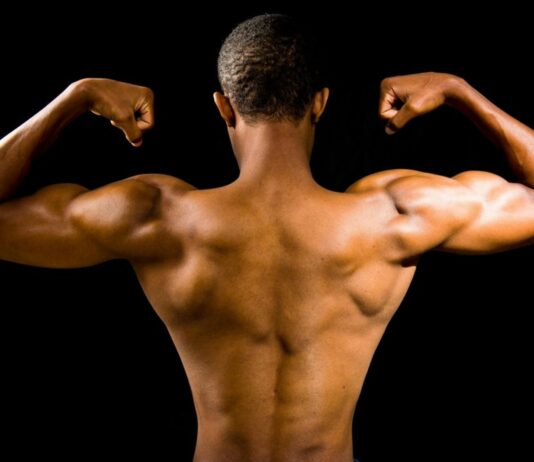 “자세는 나쁘지 않은데 왜 어깨가 자꾸 아플까?”…범인은 ‘승모근 과사용’ topless man with black background