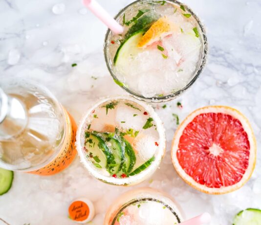 “냉면을 먹었는데도 속이 더부룩해요”…여름철 소화불량, 이유는 ‘냉기’ flatlay photography of sliced fruits and cucumbers
