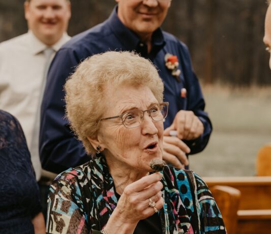 뇌 건강 지키고 치매 예방하는 생활 습관 5가지 an older woman holding a tray of cupcakes