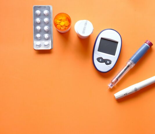 당뇨 전단계, 올바른 식습관으로 극복한다 white digital device beside white pen