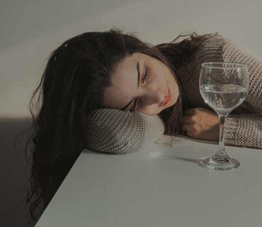 만성피로, 단순한 피로 아냐…원인과 관리법은? woman in gray knit cap and gray knit cap