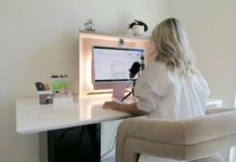 의사가 ‘앱’을 처방해드립니다, 디지털 치료제의 시대 a woman sitting at a desk with a computer