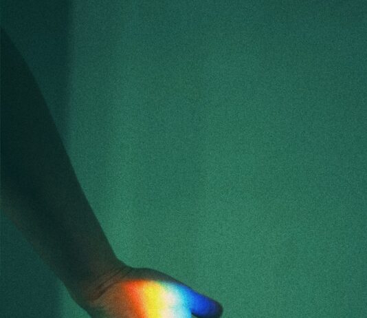 “햇빛만 쬐었을 뿐인데 얼굴이 따가워요”… ‘광민감성 피부’는 계절 타지 않습니다 person's left hand