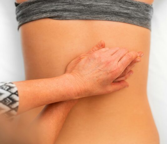 대체요법, 현대인의 건강관리 새로운 선택지로 주목받다 person in black and white striped long sleeve shirt