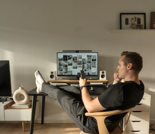 “하루 8시간 책상에 묶인 직장인, 건강 지키는 비법 5가지” a man sitting in a chair in front of a computer