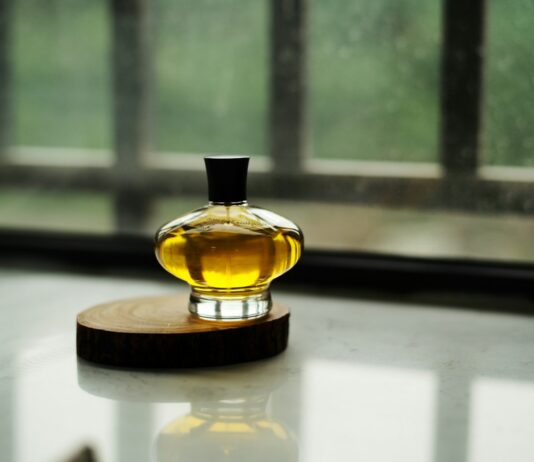 “대체요법, 어떻게 일상에 스며들고 있나…쉬운 실천 팁과 함께 살펴보기” yellow clear fragrance bottle