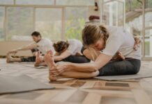 필라테스, 바쁜 현대인을 위한 근력·유연성 관리 트렌드로 인기 a group of people doing yoga in a room