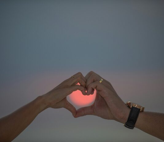‘마음이 편한 하루’… 스트레스 관리, 작은 실천이 큰 변화를 만든다 a close-up of hands shaking