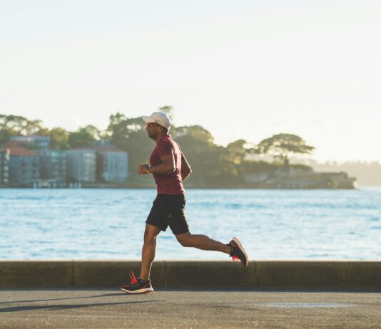 초보자 탈출, 걷뛰(Run-Walk) 전략: 쉬는 게 아니라 ‘전략’이다! man running near sea during daytime
