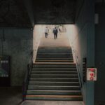 짧은 걷기, 길게 건강! 바쁜 현대인을 위한 ‘마이크로 워킹’ 습관 확산 A group of people walking down a flight of stairs