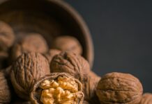 “뇌 건강, 일상 속 작은 변화로 지킨다”…생활 속 뇌건강 트렌드와 실천 방법 brown garlic on brown bowl