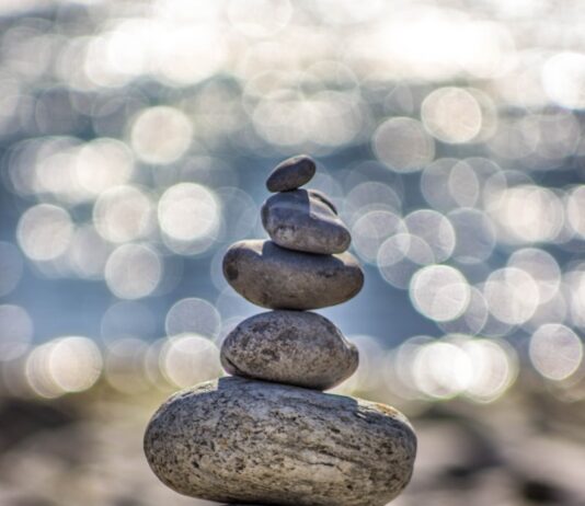 “마음의 숨통 트이는 스트레스 관리, 일상 속 작지만 강한 변화가 해법” gray stones