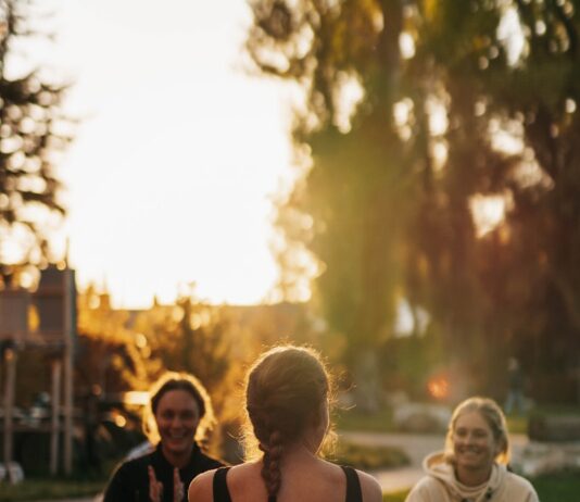 여성 건강관리, 일상 속 작은 실천이 만든다 a group of people sitting on top of a lush green field