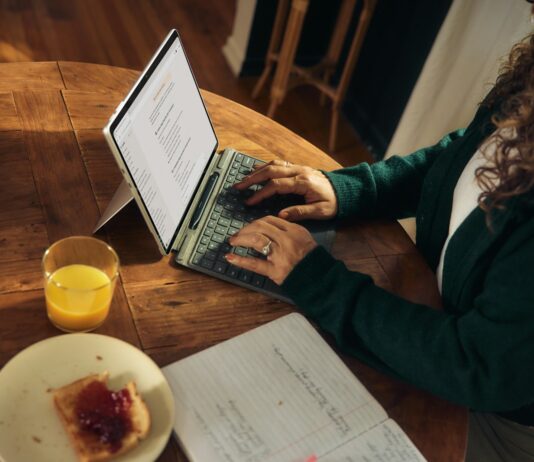 디지털 디톡스, 건강한 일상을 위한 첫걸음 Woman typing on laptop at wooden table with breakfast.