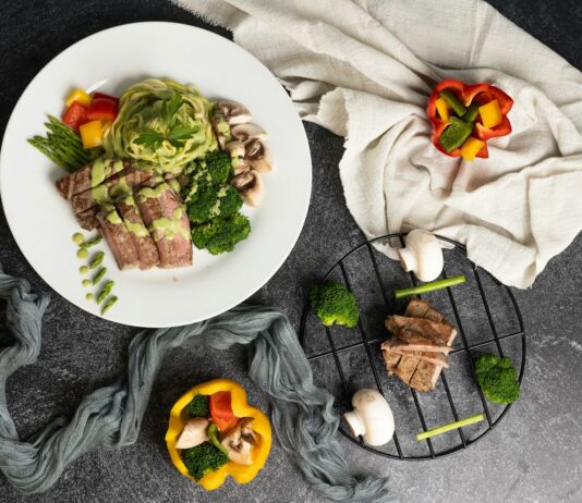 “나만의 식단 만들기, 지금 시작해볼까요? 건강을 지키는 실천법” a white plate topped with meat and veggies