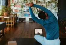 집에서도 가능한 ‘근력 운동 루틴’, 건강 일상 만들기 a man doing yoga in a living room