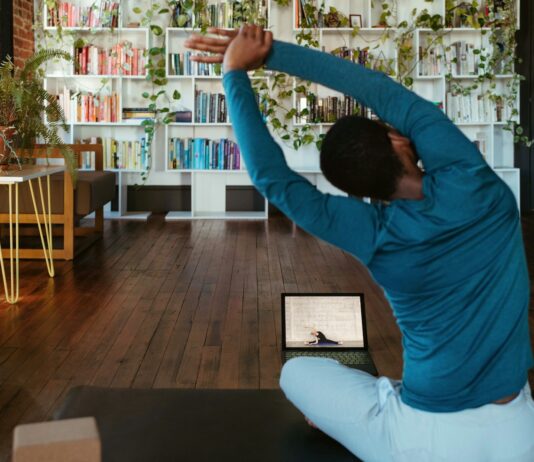 집에서도 가능한 ‘근력 운동 루틴’, 건강 일상 만들기 a man doing yoga in a living room