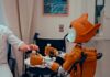 “AI와 함께하는 건강 관리, 내 일상을 바꾸는 똑똑한 습관” Man gives robot bottles on a tray