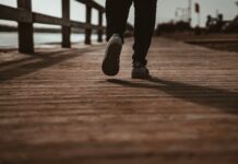‘걷기’로 챙기는 건강, 생활 속 스마트하게 실천하는 방법 person in black pants and black shoes standing on brown wooden dock during daytime