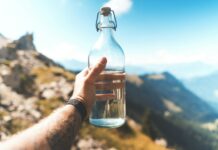 집콕 생활, 어떻게 건강하게 보낼까? 일상 속 실천 가능한 건강 관리법 person holding empty clear glass bottle