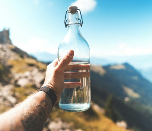 집콕 생활, 어떻게 건강하게 보낼까? 일상 속 실천 가능한 건강 관리법 person holding empty clear glass bottle