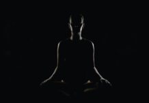 앉아 있는 시간이 많아진 직장인, 일상 속 ‘건강 루틴’이 해답 person doing meditation pose