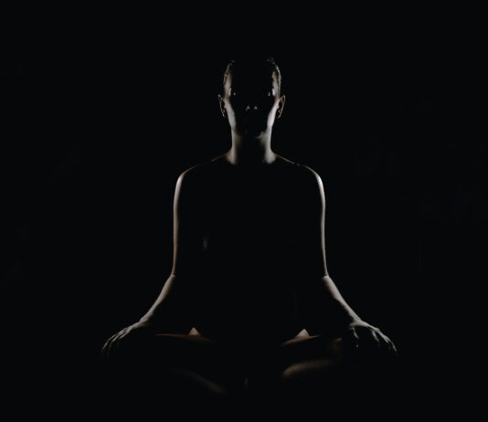 앉아 있는 시간이 많아진 직장인, 일상 속 ‘건강 루틴’이 해답 person doing meditation pose
