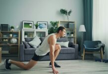 집에서도 쉽게! 요즘 뜨는 ‘마이크로 운동’ 실천법 a man is doing push ups in a living room